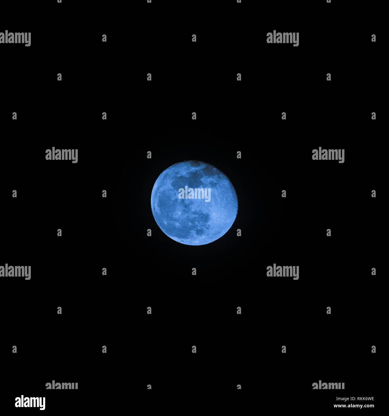 Blue moon Sci-fi-filmischen detaillierte Foto durch Teleskop der abnehmenden Mondphase gibbous Stockfoto