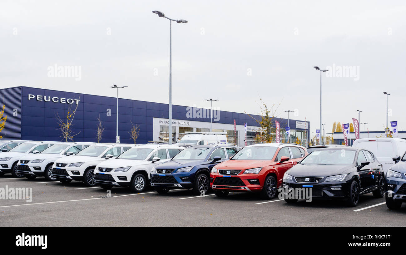 7 autos in einer reihe Fotos und Bildmaterial in hoher Auflösung Alamy