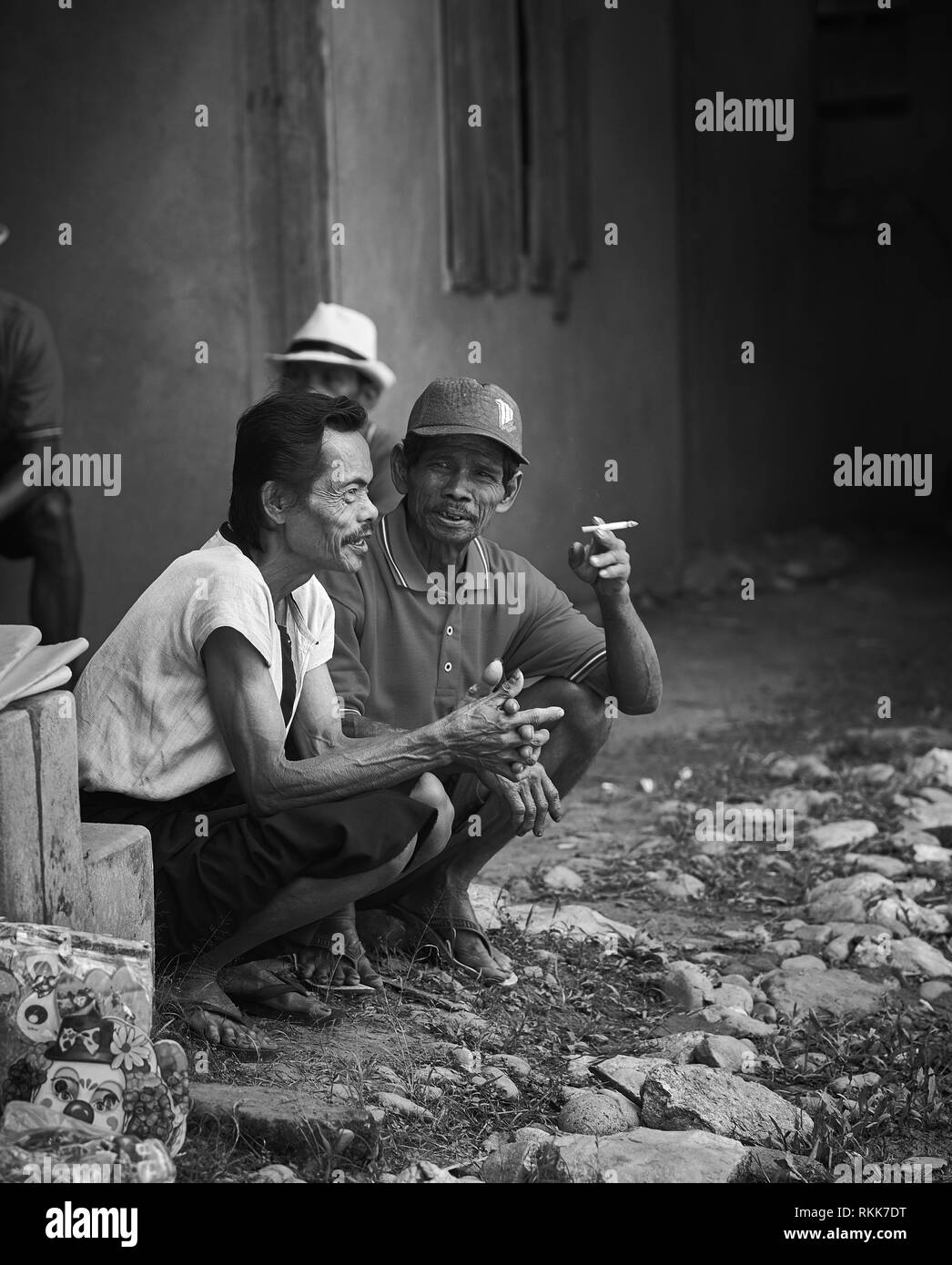 Indonesische Volk sprechen, während das Rauchen Stockfoto