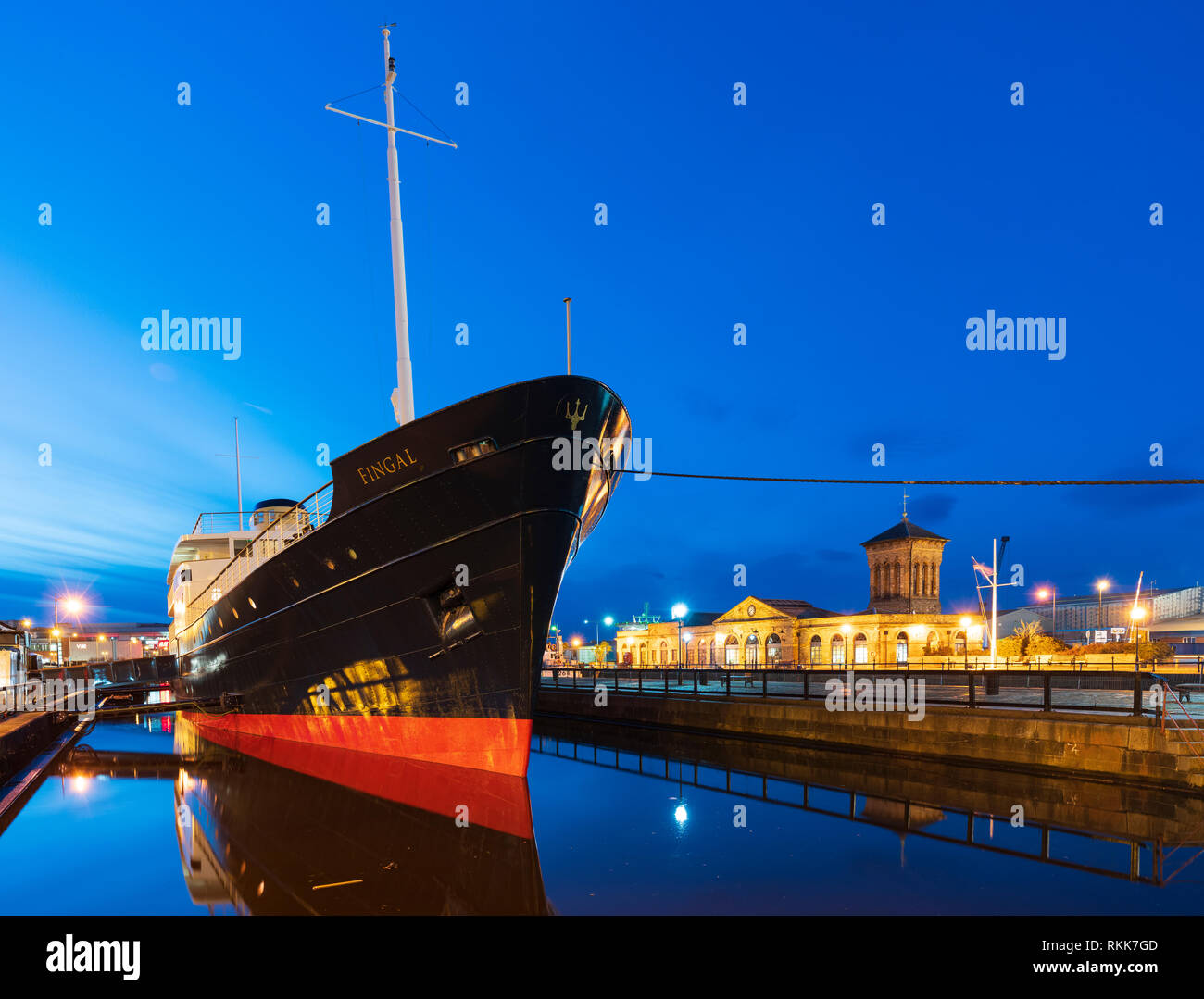 Nacht der Fingal schwimmendes Hotel in Leith Docks, Edinburgh, Schottland, Großbritannien Stockfoto