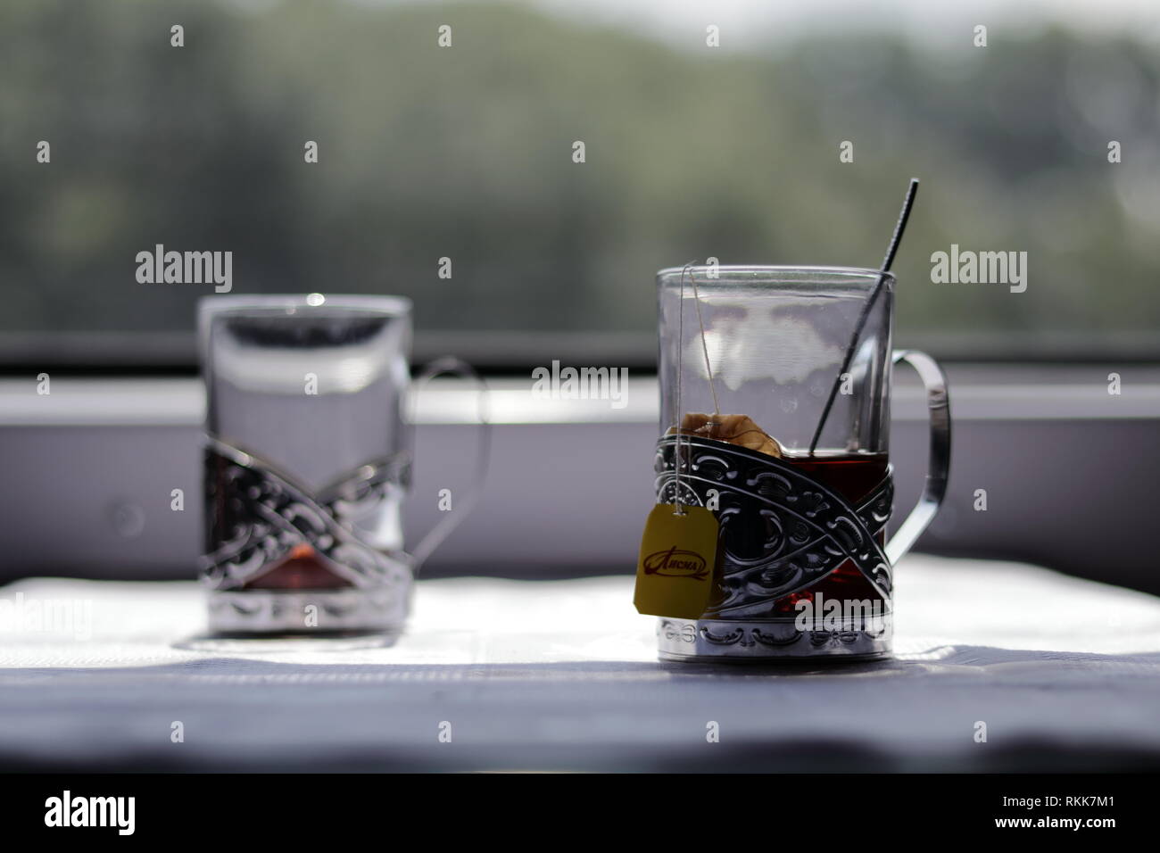Zwei Tassen in Metall alten Becherhalter auf dem Tisch im Zug in die  Ukraine reisen Stockfotografie - Alamy