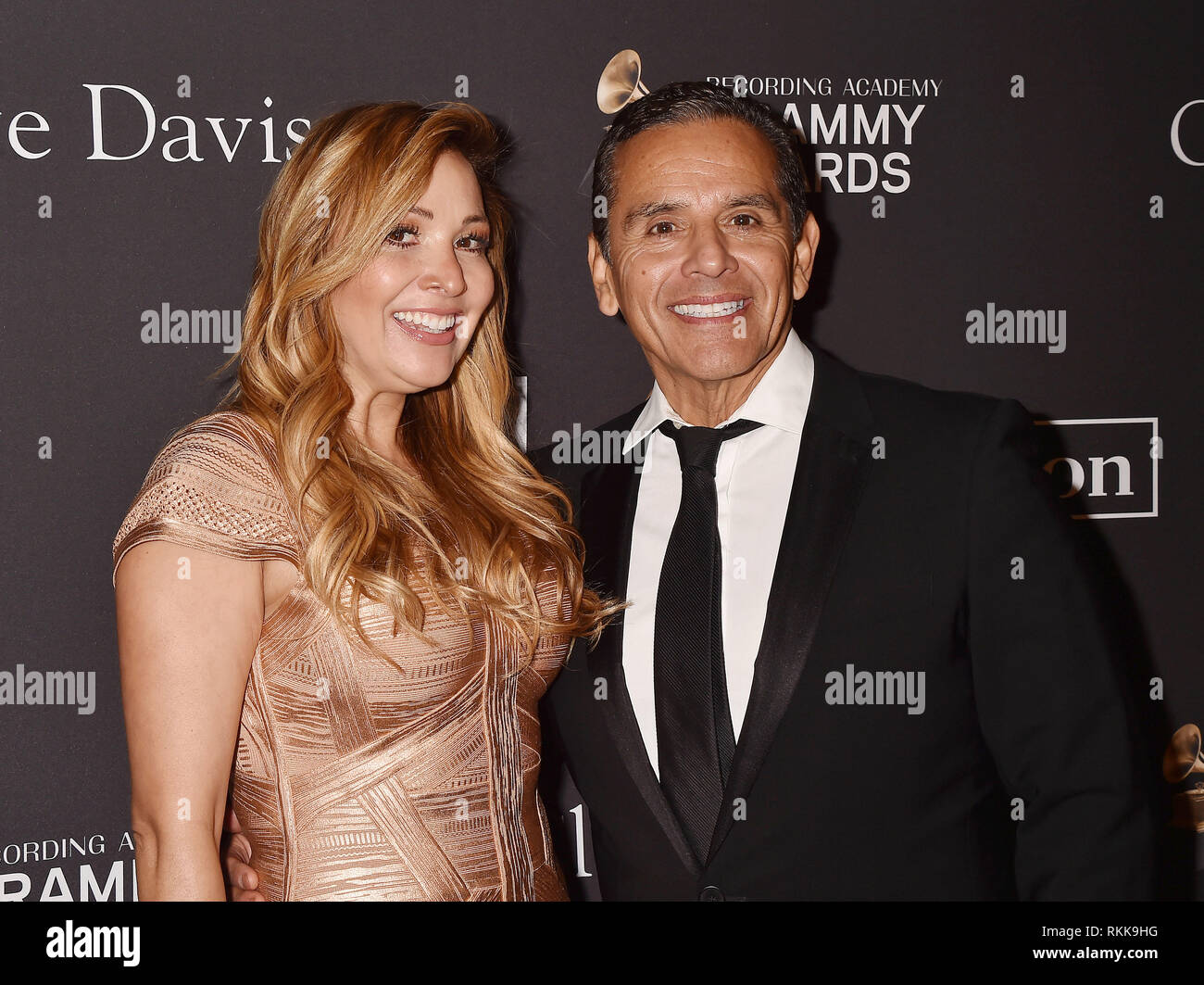 BEVERLY HILLS, Ca - Februar 09: Patricia Govea (L) und Antonio Villaraigosa der Recording Academy und Clive Davis' 2019 Pre-GRAMMY Gala teilnehmen Stockfoto