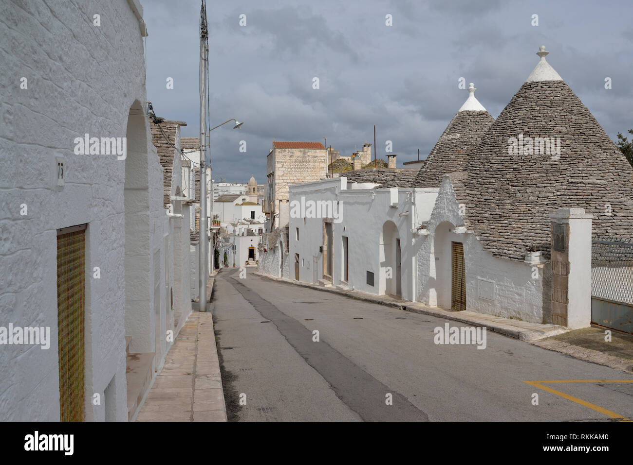 Reihe der Trullo Häuser in der Straße in Alberobello Stockfoto