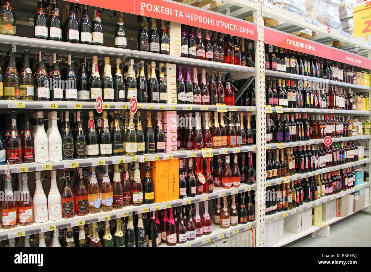 Champagner Shop. Große Auswahl an Champagner und Wein in der Abteilung für alkoholische Getränke in den Supermarkt. Alkoholische Getränke in den Regalen. Speichern von Stockfoto