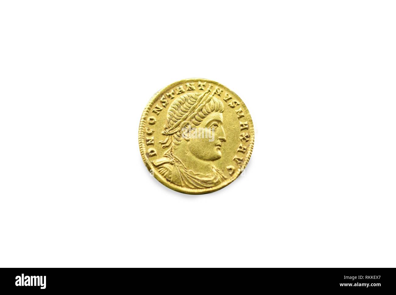 Gold Münze mit der Darstellung der Büste des Kaisers Konstantin der Große. Über weiß isoliert. Stockfoto