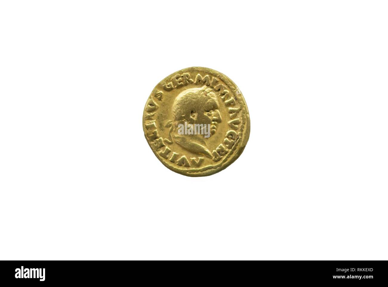 Gold Münze mit der Darstellung der Römischen Kaiser Vitellius. Über weiß isoliert. Stockfoto