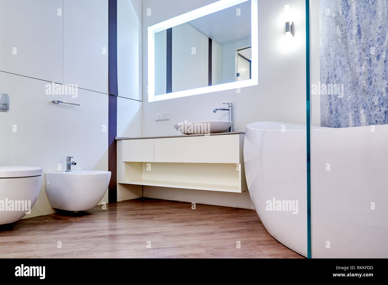 Schönen Innenraum von einem modernen Bad. Innenarchitektur Stockfoto ... Schönen Innenraum von einem modernen Bad. Innenarchitektur Stockfoto ...