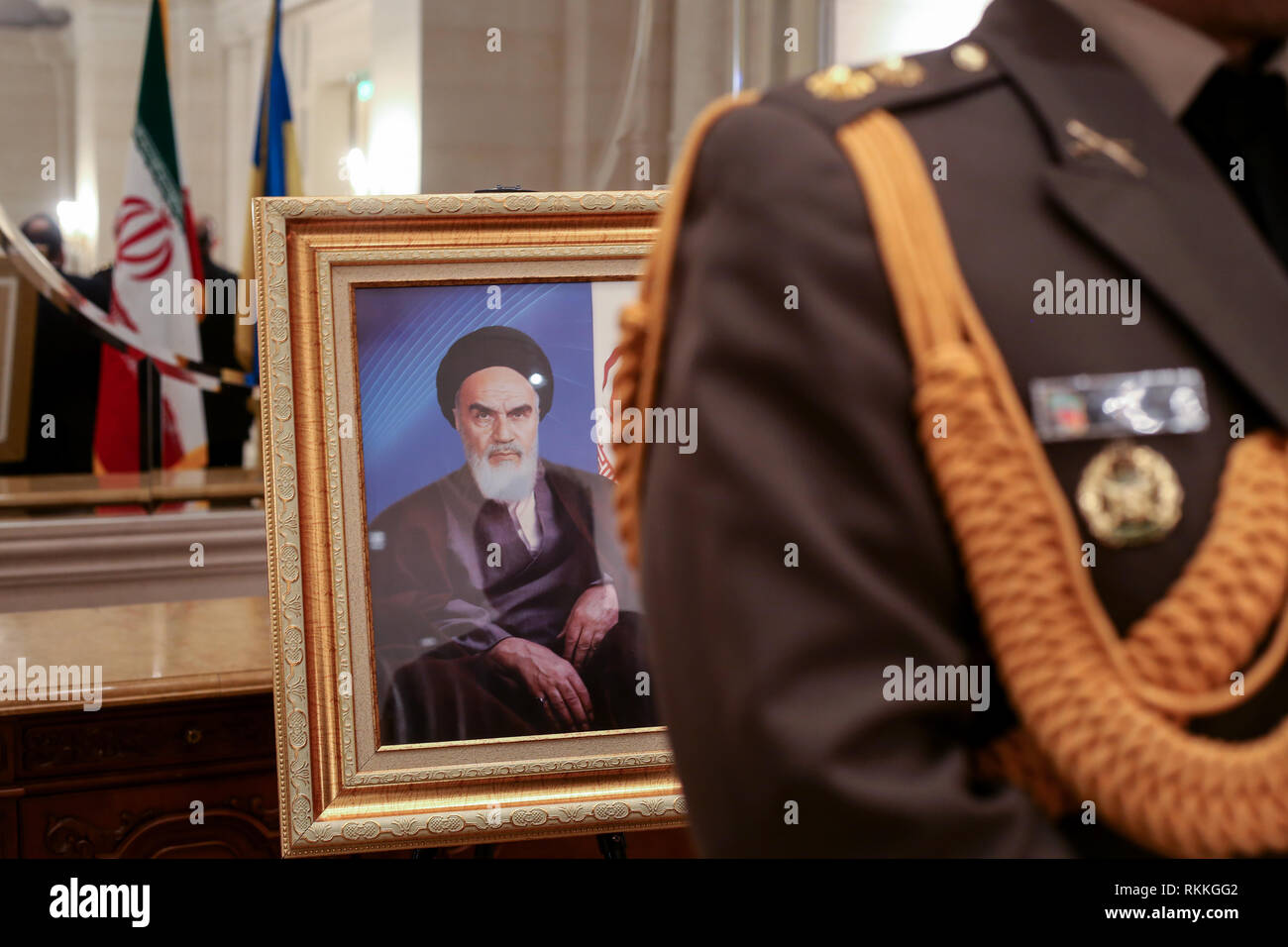 Ein Bild von Ruhollah Khomeini, der erste Führer des Iran während einer Feier des 40. Jahrestages des Sieges der Islamischen Revolution des Iran während ein Hosting event gesehen, die von der Botschaft der Islamischen Republik Iran in Kiew. Stockfoto