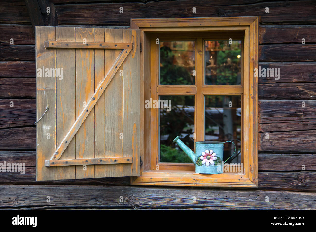 Fenster / gelbes Fenster in einem Blockhaus Stockfotografie - Alamy