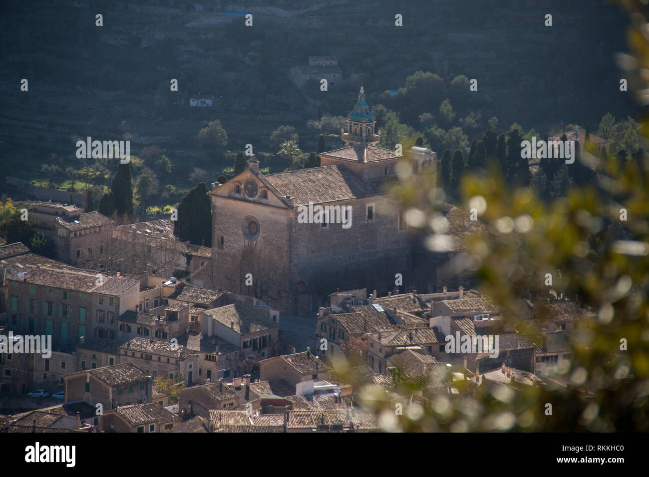 Blick von oben auf die Kirche Parroquia de Sant Bartomeu und Dorf Valldemossa, Mallorca Stockfoto