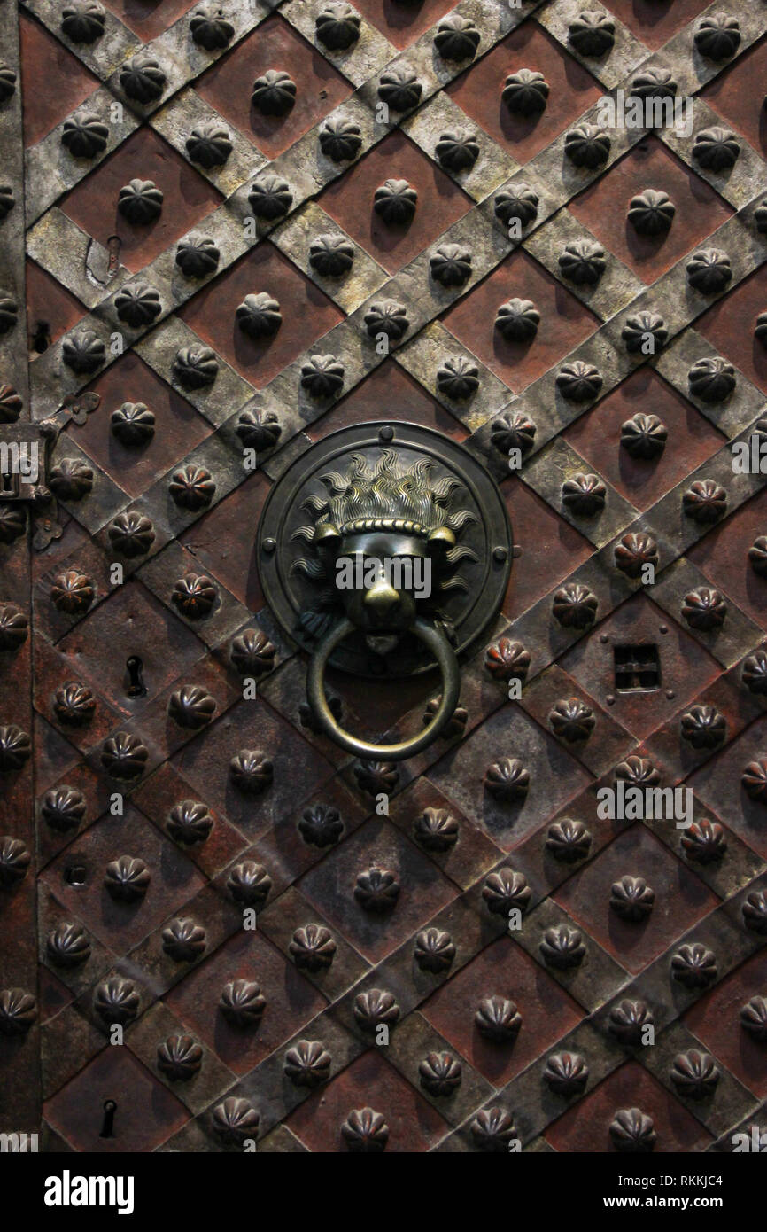 Lion's Head Türklinke auf einem alten Kupfer - genietet Rusty gemusterte Tür in St. Vitus Kathedrale in Prag Stockfoto