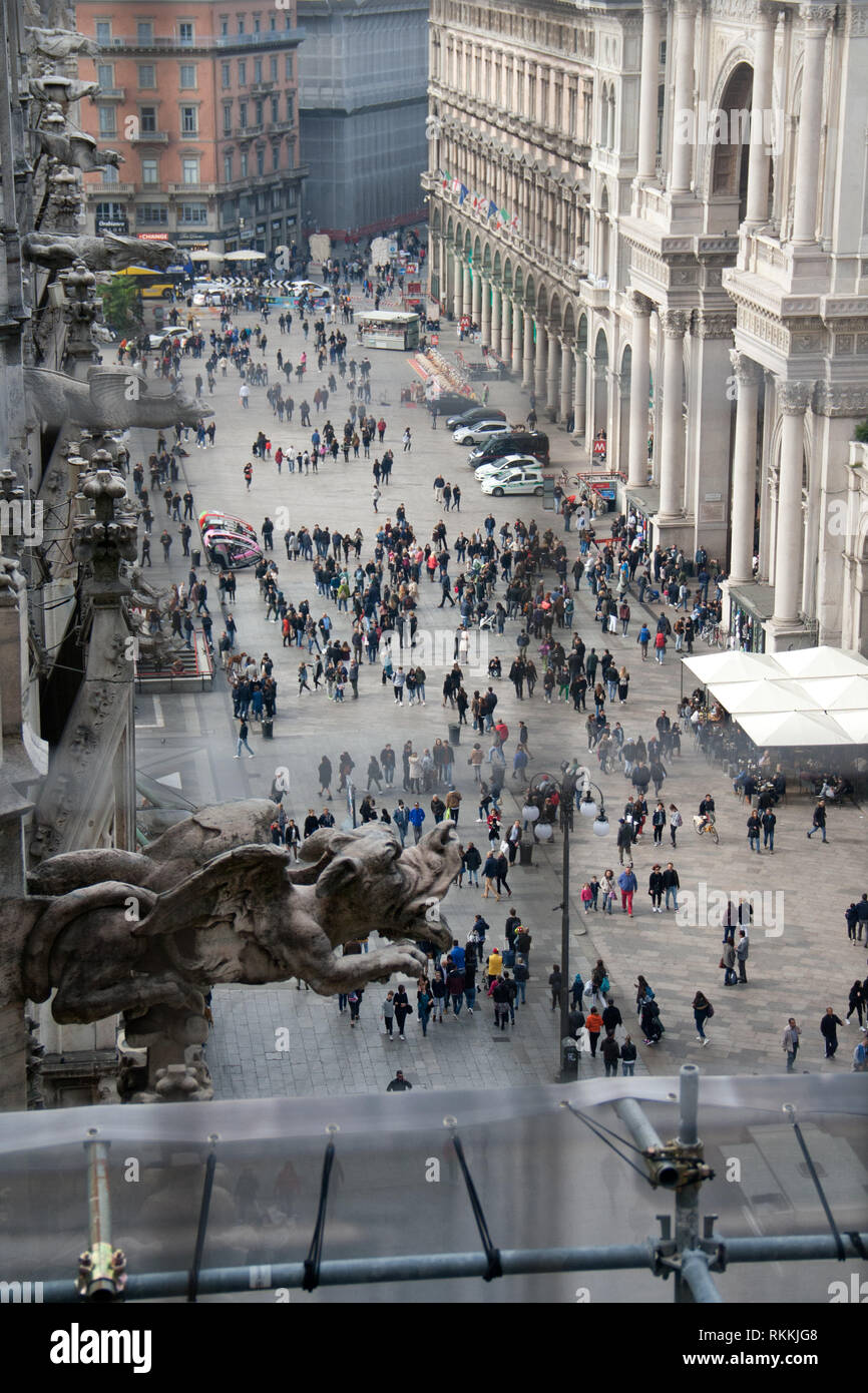 In der Nähe von Monument auf der Kathedrale Duomo di Milano mit Menschen auf dem Hintergrund. Stockfoto