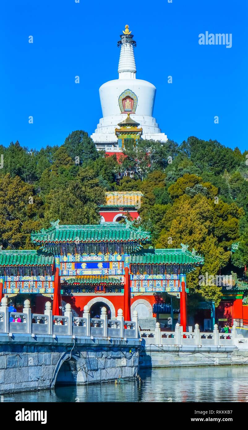 Yongan Brücke verzierten Tor buddhistische Stupa weiße Dagoba Tor Jade Blumeninsel Beijing China Beihai Park erstellt 1000 AD. Stupa in 1600 errichtet wurde. Stockfoto