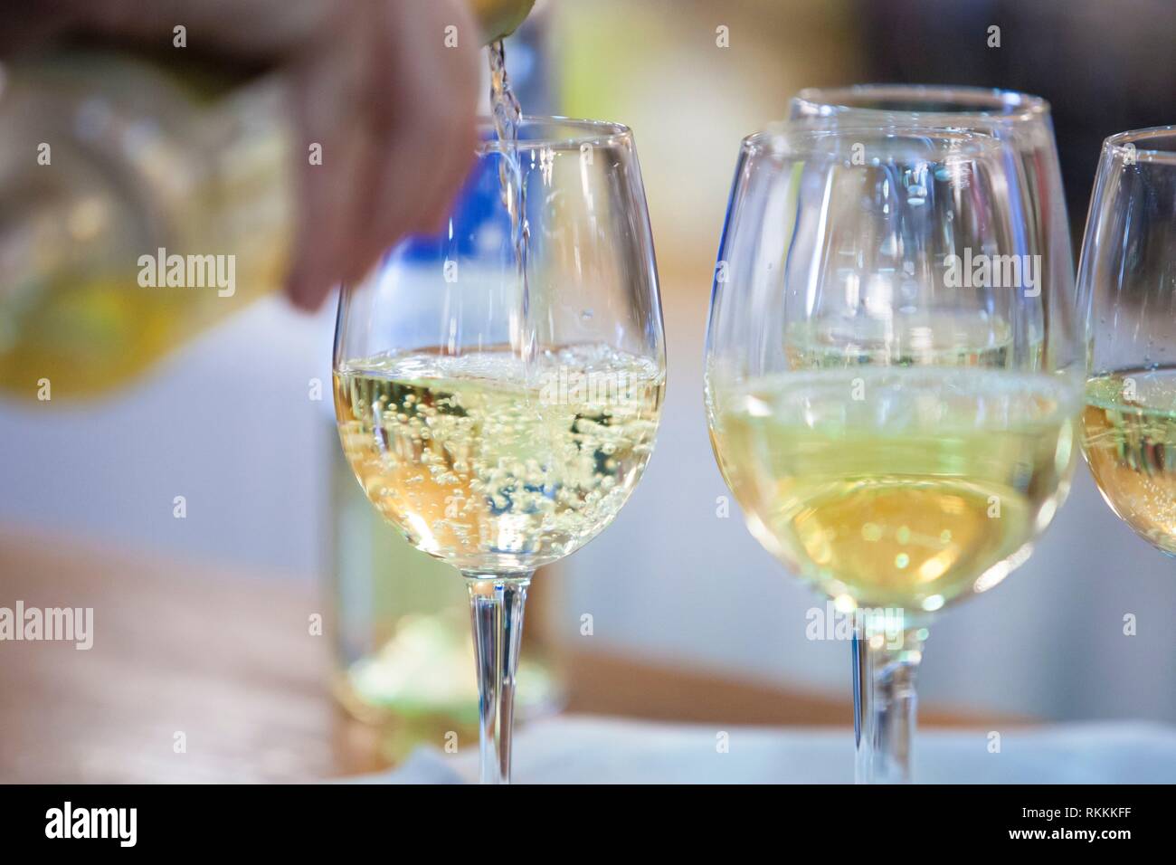 Glas mit weißen Wein eingeschenkt auf eine Tasse. Soft Focus. Stockfoto