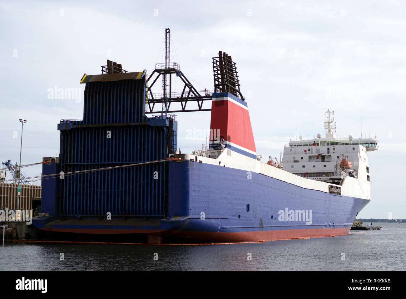 Stena Frachter, von Jeff Bezos von Amazon gekauft, angedockt am Hafen von Pensacola zu retro wie eine Rakete Landung Schiff für Blue Horizon eingebaut werden. Stockfoto