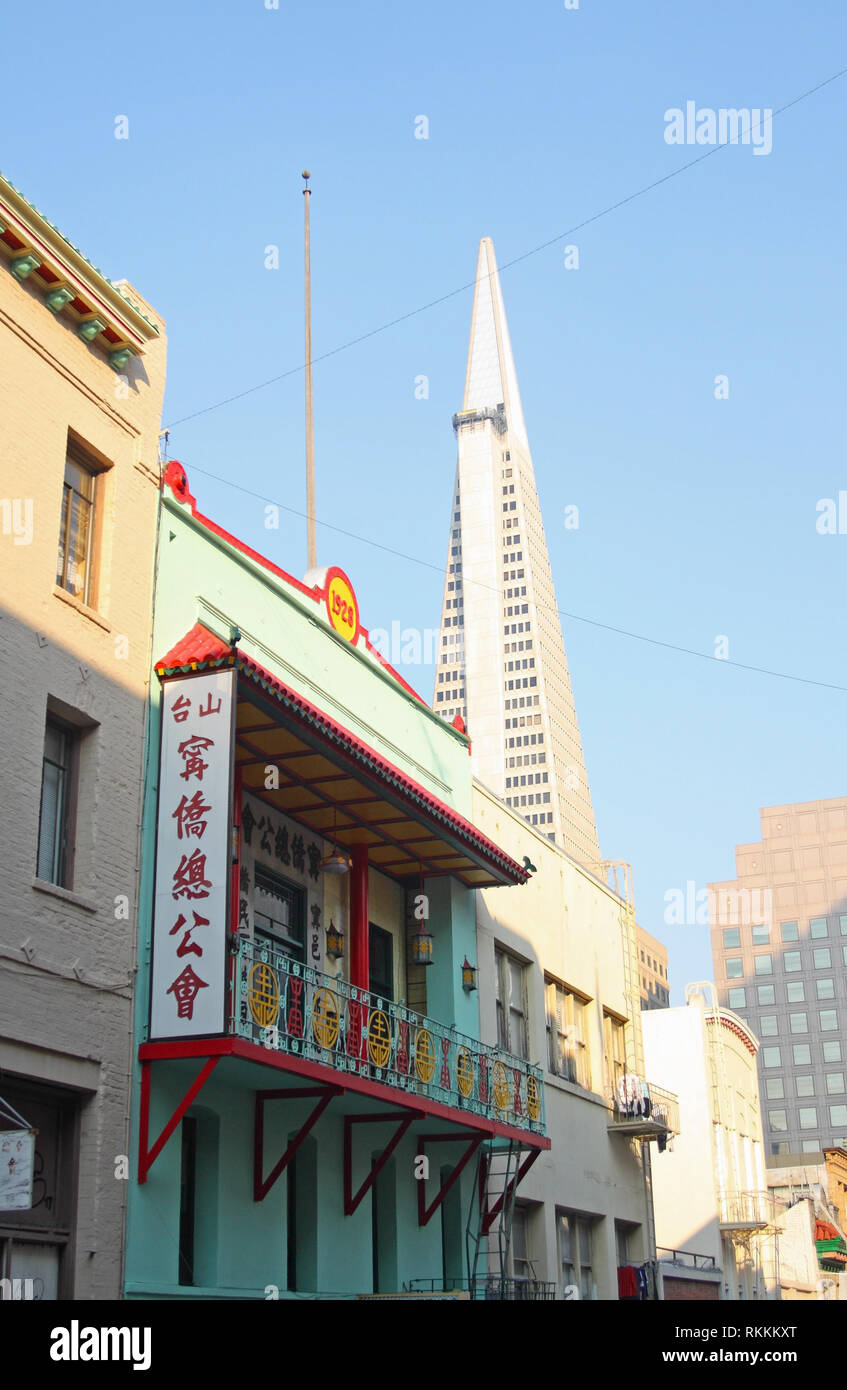 Blick auf die Transamerica Pyramid, Downtown von Commercial Street, Chinatown, San Francisco, Kalifornien, USA Stockfoto