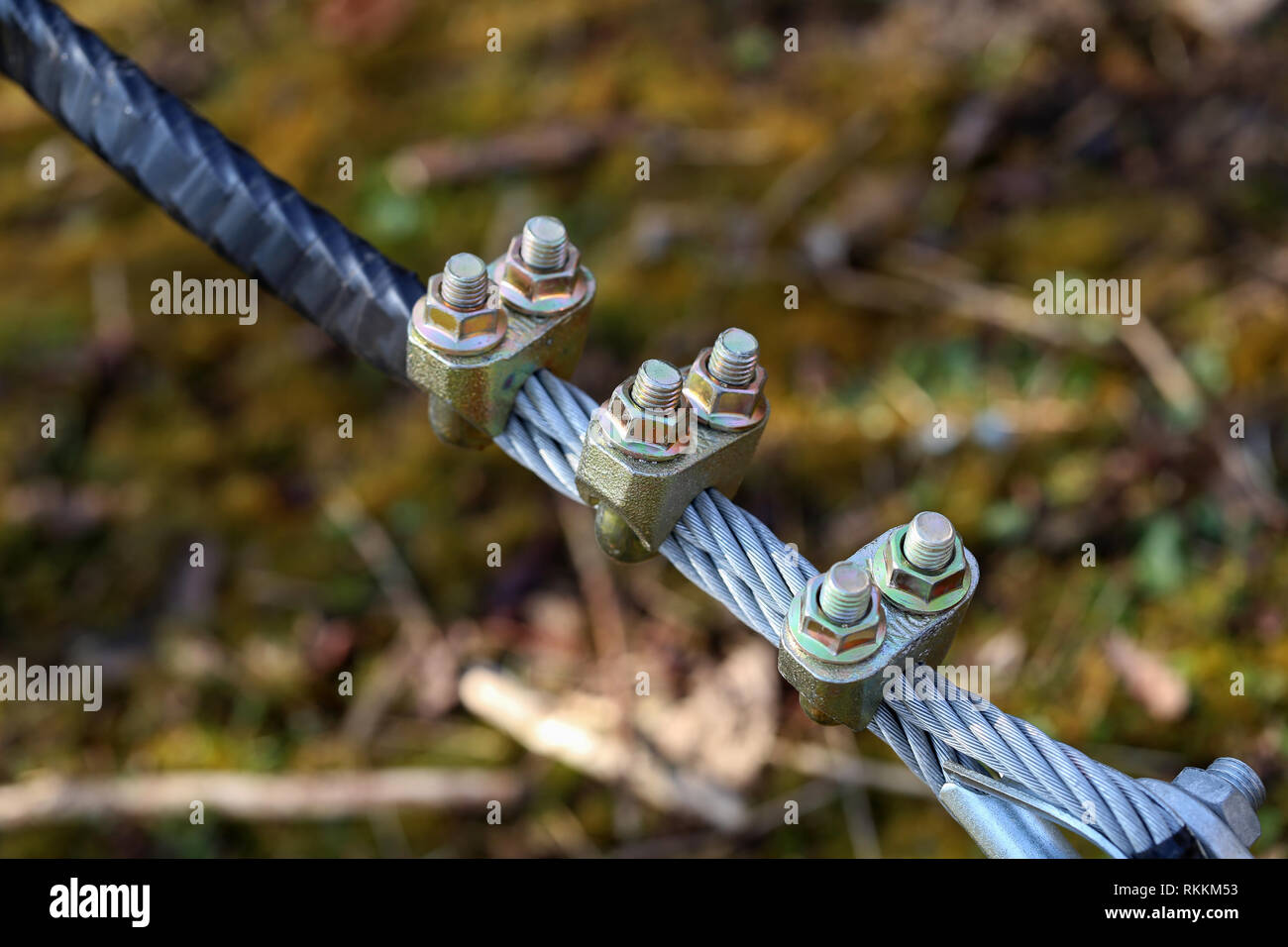 Schrauben und Muttern/Kabel mit Schrauben und Muttern Stockfoto