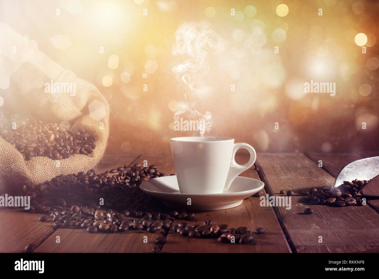 Hintergrund der Tasse Kaffee Bohnen Stockfoto