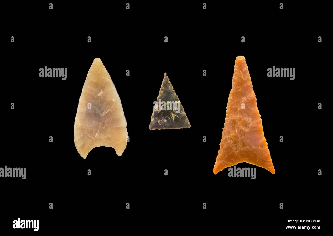 Drei späten Bronze Zeitraum Stein Pfeilspitzen. Über schwarz isoliert. Stockfoto