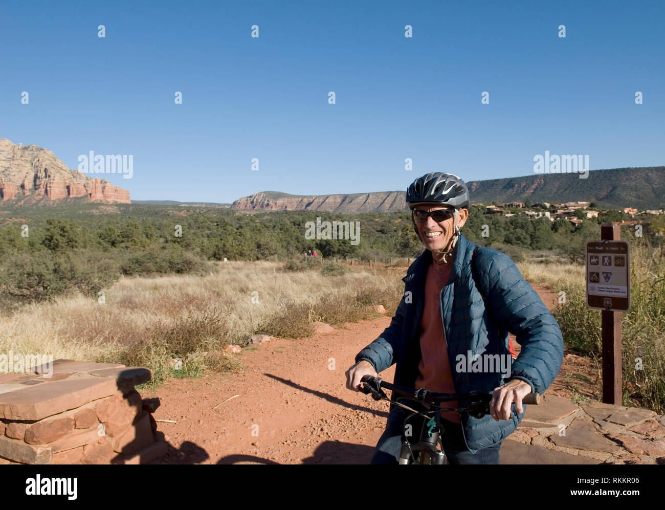 Männlicher kaukasischer Biker, der eine Pause im Bell Rock Pathway einnahm In Sedona, Arizona, USA Stockfoto