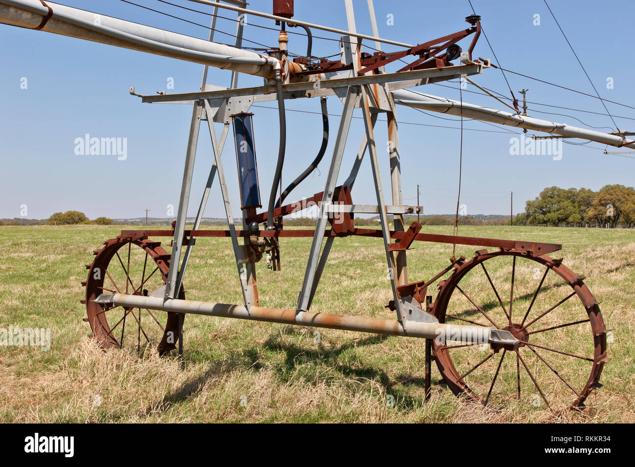 Antike 'Tal Selbstfahrende' Rad Line Pivot Bewässerungssystem, ruhenden bewässerte Weiden. Stockfoto