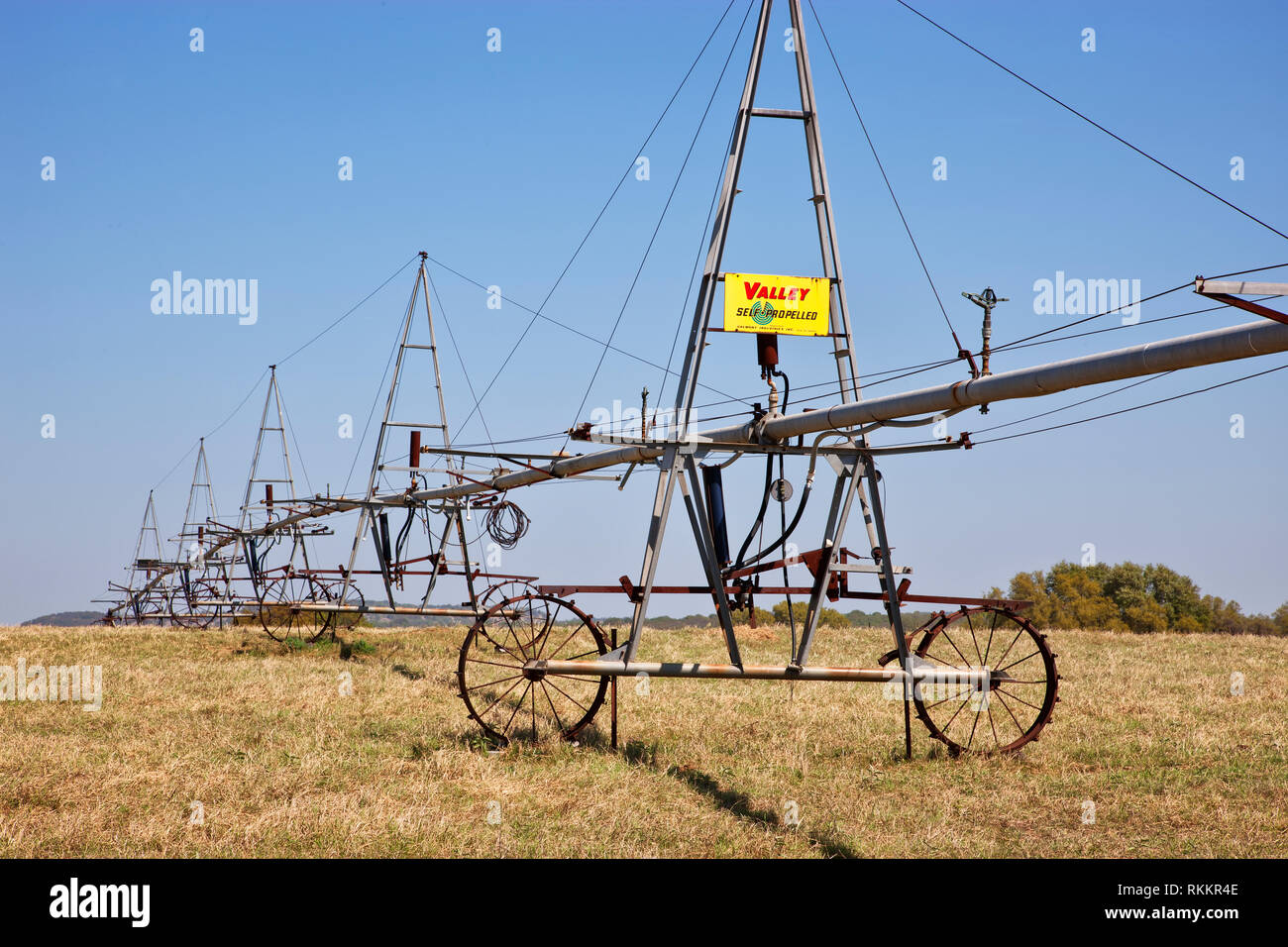 Antike 'Tal Selbstfahrende' Rad Line Pivot Bewässerungssystem, ruhenden bewässerte Weiden. Stockfoto