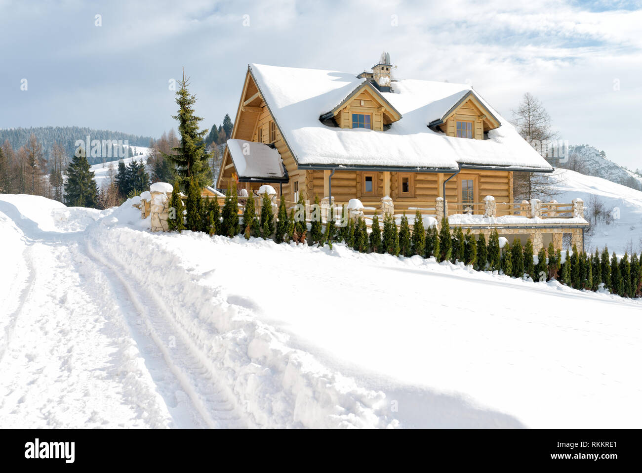 Holz- Haus in den Bergen im Winter Stockfoto