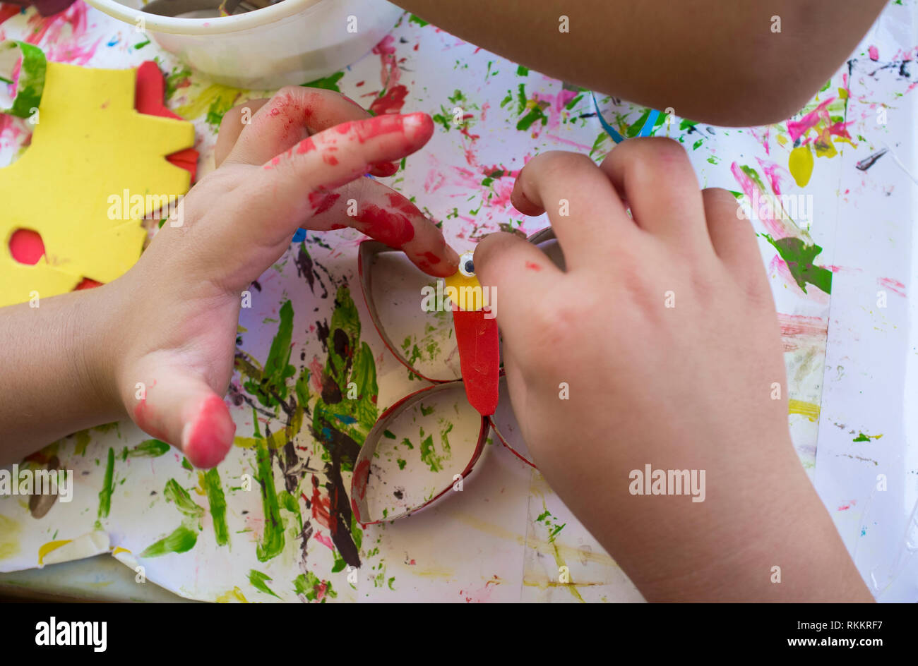 Kind eine buttlerfly mit recycelten Materialien und EVA-Schaum. Inverkehrbringen googly doll Augen Stockfoto