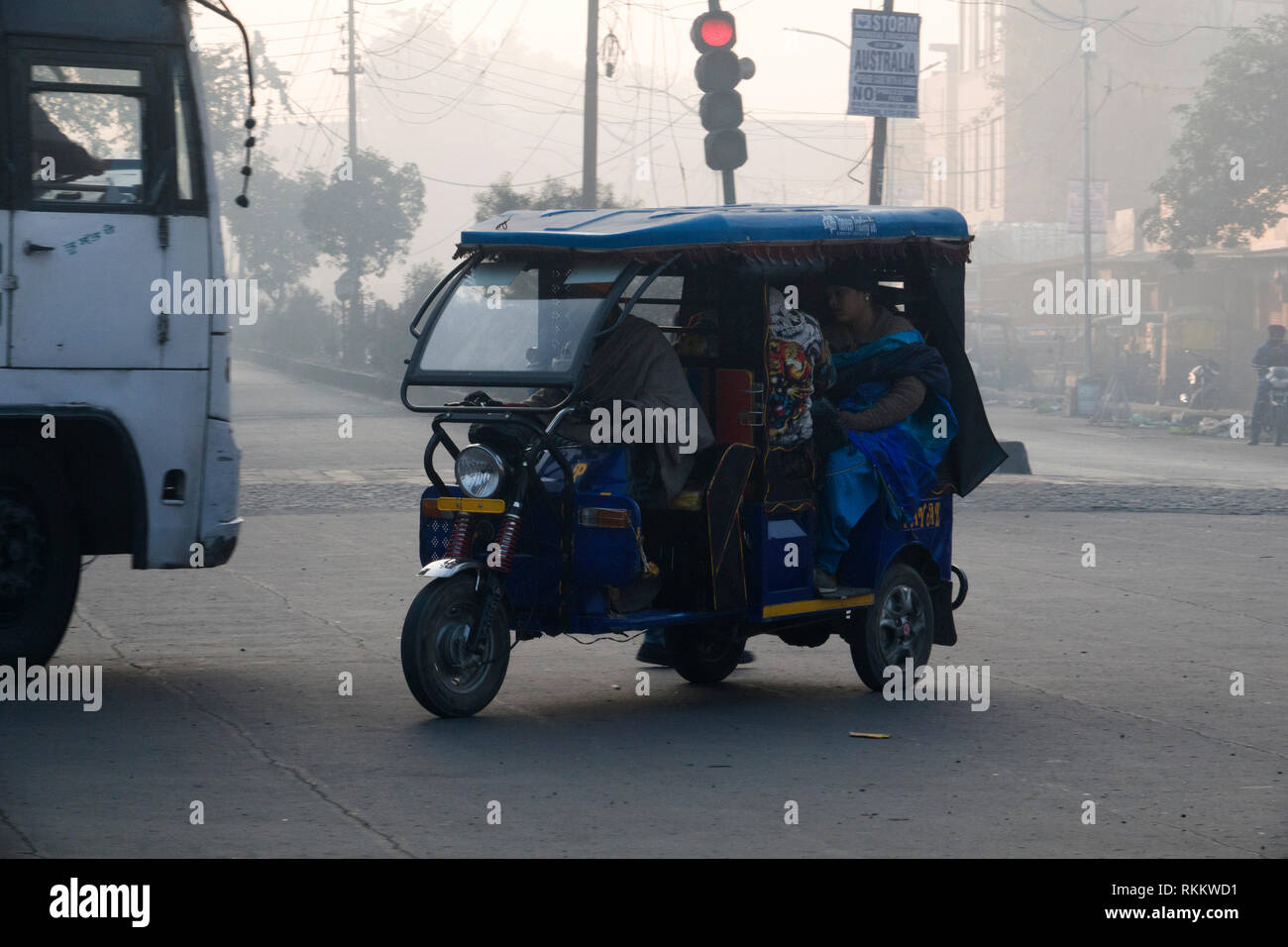 Elektrischen tuk tuk Passagiere in Amritsar, Indien Stockfoto