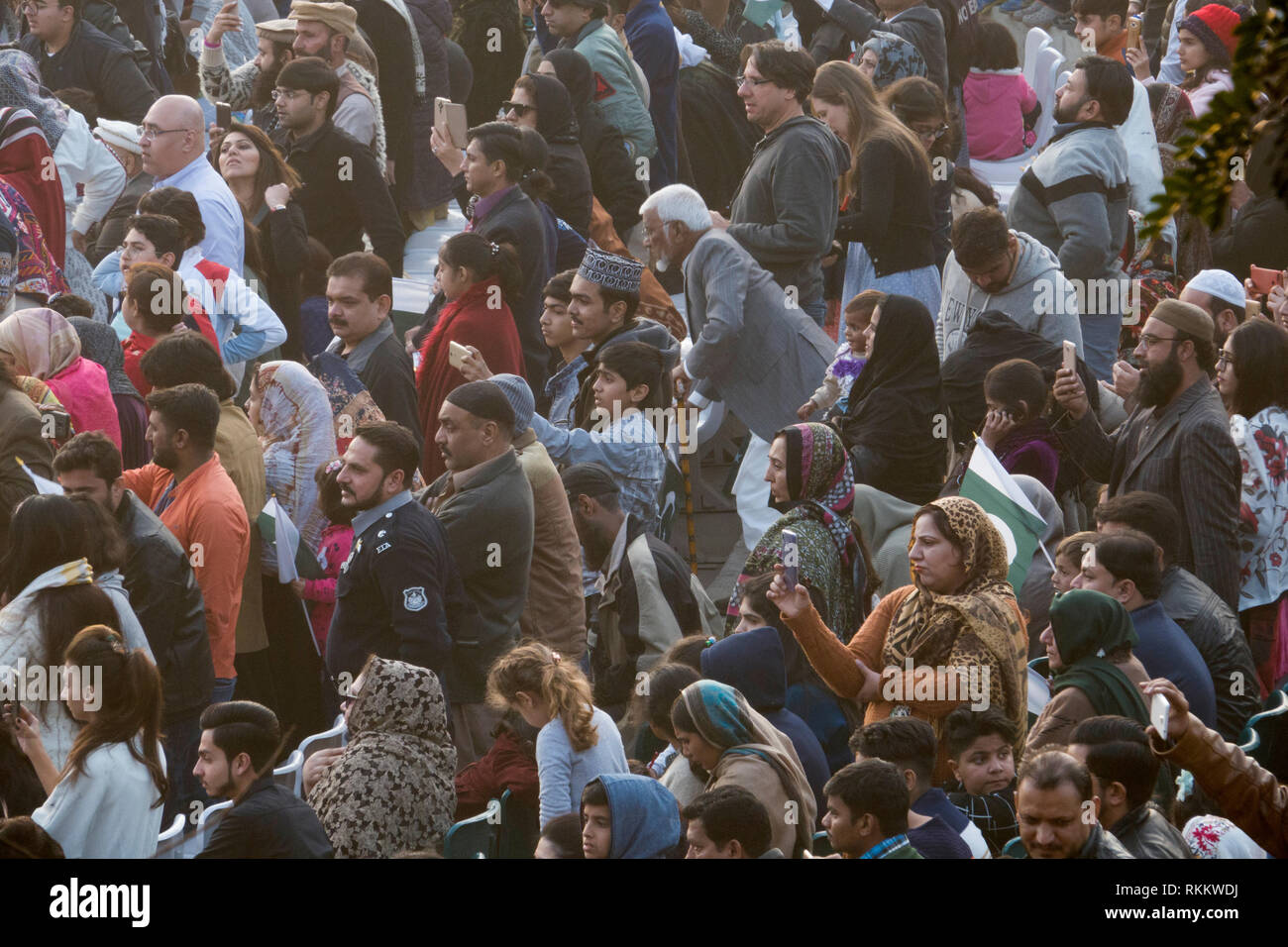 Pakistanische Masse an der Grenze Zeremonie in Wagah, Lahore, Punjab, Pakistan Stockfoto