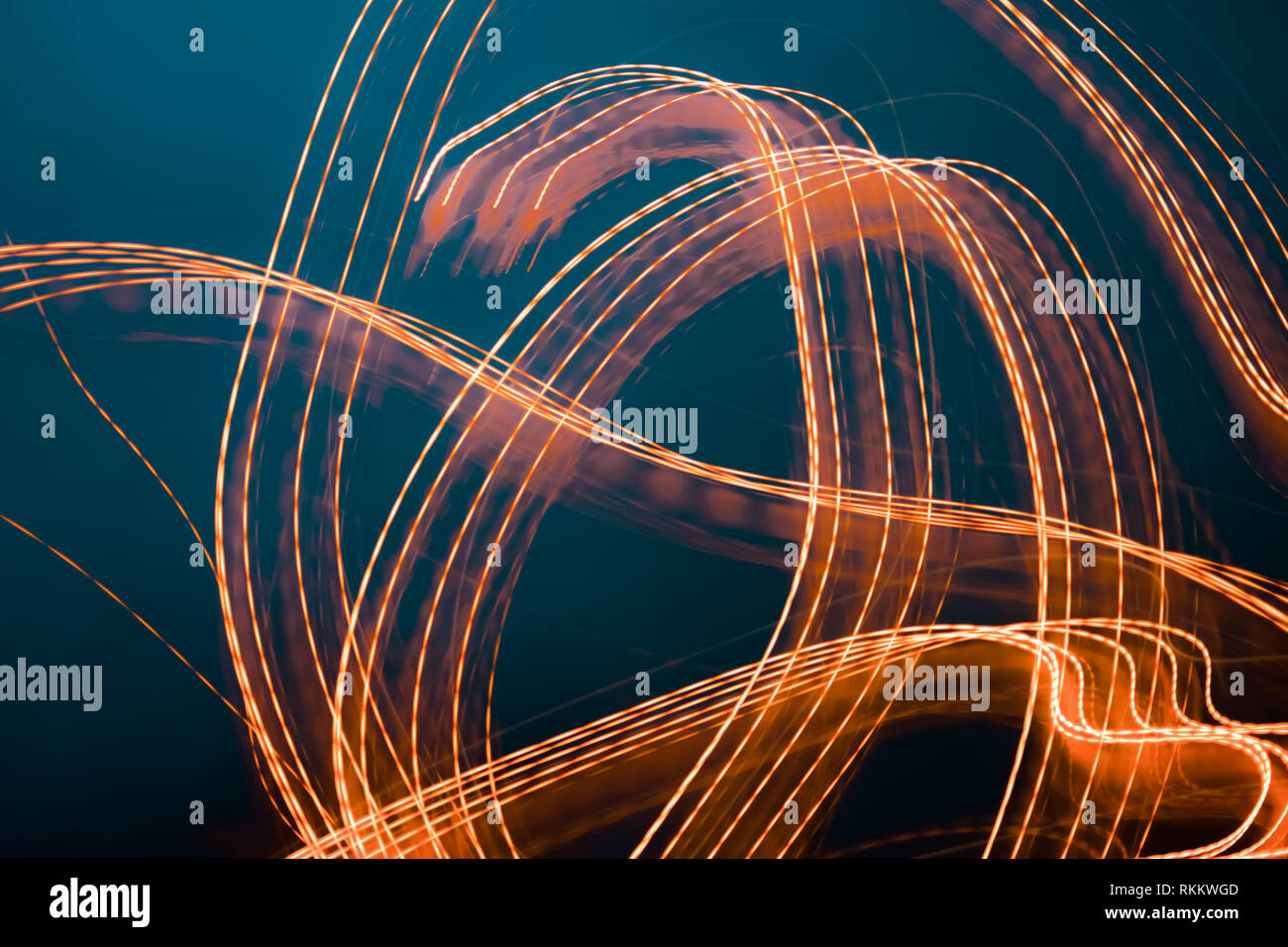 Die Entwicklung des abstrakten Licht Malerei. Orange Lichter gegen den dunklen Hintergrund. Dynamisches Bild Stockfoto