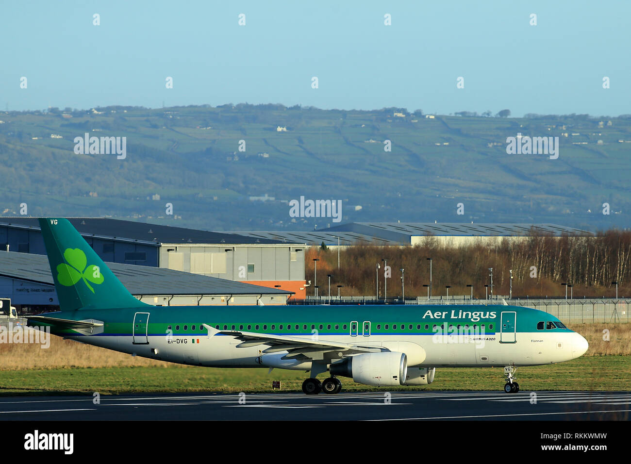 Eine Aer Lingus Airbus A320 bereitet aus Belfast City Airport, Nordirland. Die Airbus A320-Familie besteht aus kurz- bis mittelfristige, schmal - Körper, kommerziellen Passagier zweistrahlige Jet airlinersmanufactured von Airbus. Die Familie umfasst die Modelle A318, A319, A320 und A321 sowie die ACJ Business Jet. Die A320 auch genannt sind ein 320-CEO (aktuelle engine option) nach der Einführung des A320 Neo (neue Option) Endmontage der Familie in Toulouse, Frankreich, und Hamburg, Deutschland. Eine Anlage in Tianjin, China, wurde auch die Herstellung von Flugzeugen für chinesische Airlines Stockfoto