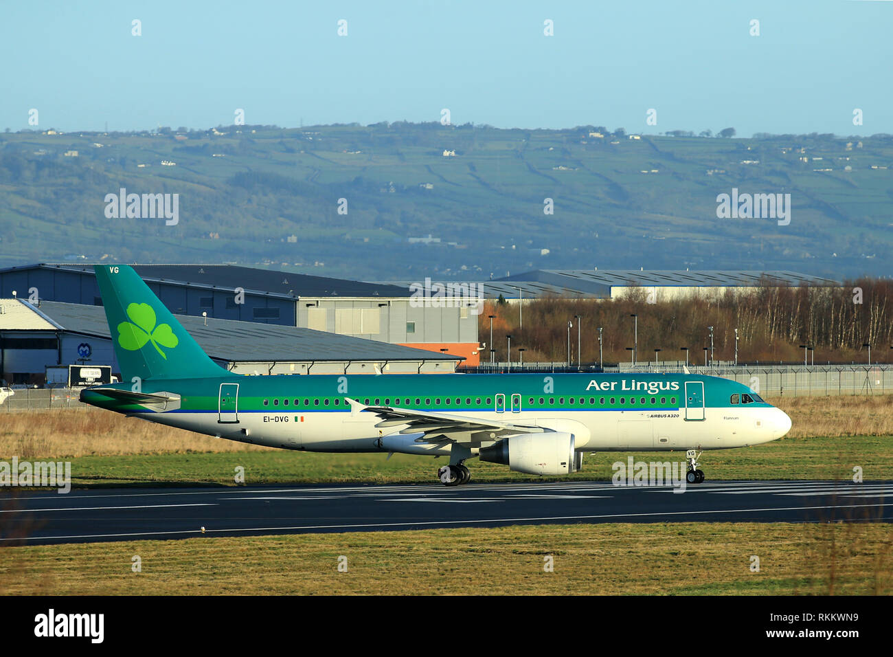 Eine Aer Lingus Airbus A320 bereitet aus Belfast City Airport, Nordirland. Die Airbus A320-Familie besteht aus kurz- bis mittelfristige, schmal - Körper, kommerziellen Passagier zweistrahlige Jet airlinersmanufactured von Airbus. Die Familie umfasst die Modelle A318, A319, A320 und A321 sowie die ACJ Business Jet. Die A320 auch genannt sind ein 320-CEO (aktuelle engine option) nach der Einführung des A320 Neo (neue Option) Endmontage der Familie in Toulouse, Frankreich, und Hamburg, Deutschland. Eine Anlage in Tianjin, China, wurde auch die Herstellung von Flugzeugen für chinesische Airlines Stockfoto