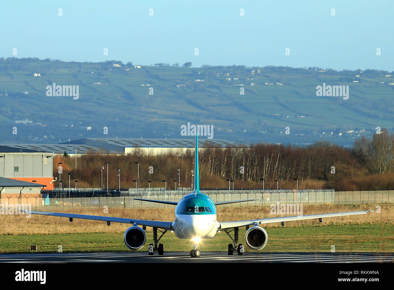 Eine Aer Lingus Airbus A320 bereitet aus Belfast City Airport, Nordirland. Die Airbus A320-Familie besteht aus kurz- bis mittelfristige, schmal - Körper, kommerziellen Passagier zweistrahlige Jet airlinersmanufactured von Airbus. Die Familie umfasst die Modelle A318, A319, A320 und A321 sowie die ACJ Business Jet. Die A320 auch genannt sind ein 320-CEO (aktuelle engine option) nach der Einführung des A320 Neo (neue Option) Endmontage der Familie in Toulouse, Frankreich, und Hamburg, Deutschland. Eine Anlage in Tianjin, China, wurde auch die Herstellung von Flugzeugen für chinesische Airlines Stockfoto