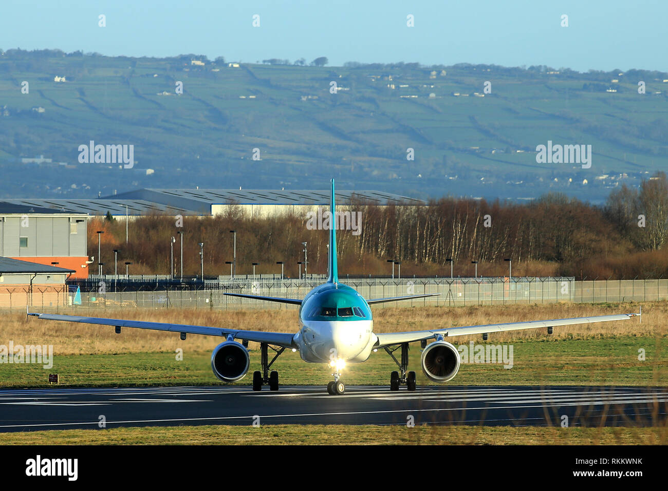 Eine Aer Lingus Airbus A320 bereitet aus Belfast City Airport, Nordirland. Die Airbus A320-Familie besteht aus kurz- bis mittelfristige, schmal - Körper, kommerziellen Passagier zweistrahlige Jet airlinersmanufactured von Airbus. Die Familie umfasst die Modelle A318, A319, A320 und A321 sowie die ACJ Business Jet. Die A320 auch genannt sind ein 320-CEO (aktuelle engine option) nach der Einführung des A320 Neo (neue Option) Endmontage der Familie in Toulouse, Frankreich, und Hamburg, Deutschland. Eine Anlage in Tianjin, China, wurde auch die Herstellung von Flugzeugen für chinesische Airlines Stockfoto