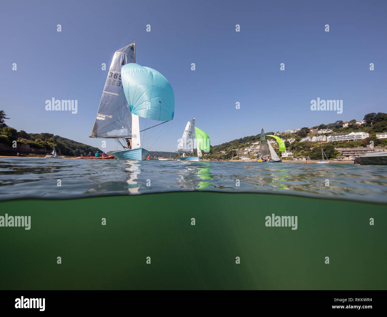 Eine Unter/Über schuss einer Yacht Race in Kingsbridge im Sommer Salcombe Regatta. Stockfoto
