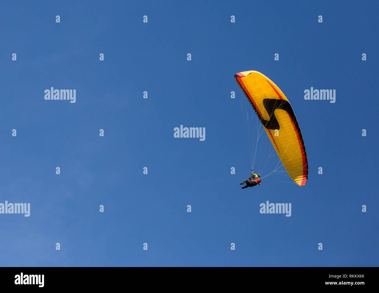 Craigieburn, Canterbury, Neuseeland - 2. Mai 2015: ein hängegleiter Overhead schwebt wie ein Vogel unter dem Himmel Stockfoto