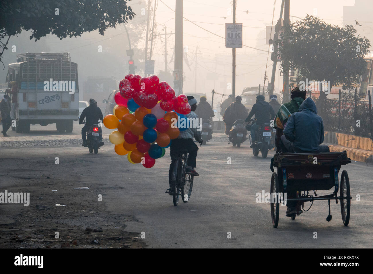 Mann reiten Fahrrad grosse Bündel Luftballons in Amritsar, Indien Stockfoto