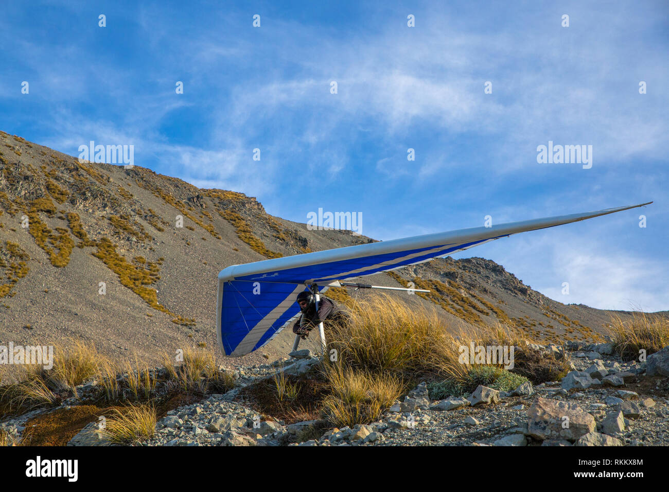 Ein hängegleiter bereitet sich von der Seite des Berges in die Luft zu nehmen Stockfoto