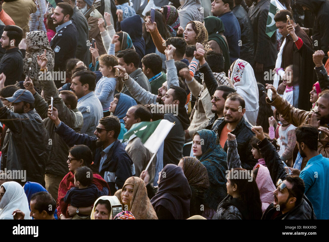 Pakistanische Masse an der Grenze Zeremonie in Wagah, Lahore, Punjab, Pakistan Stockfoto