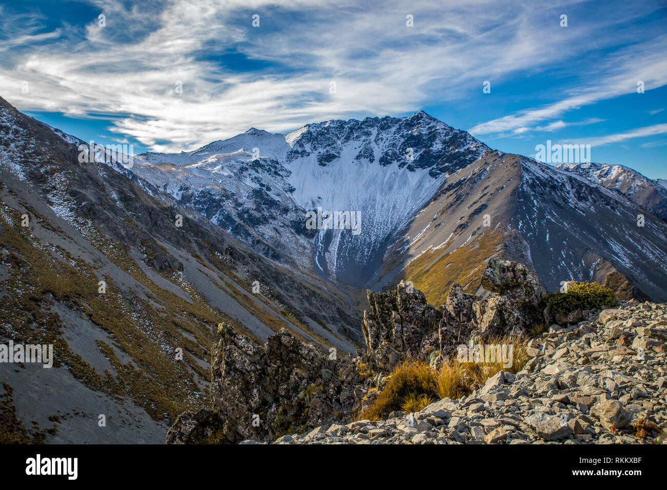 Der Blick über das Tal aus bis auf den Mt Cheeseman Skigebiet Straße in Neuseeland Stockfoto