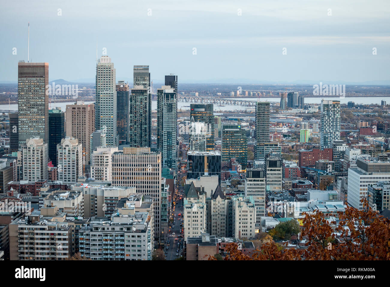 MONTREAL, KANADA - 4. NOVEMBER 2018: Skyline von Montreal, futuristisches Gebäude der Innenstadt und CBD business Wolkenkratzer vom Mont Royal Hill genommen. Mo Stockfoto