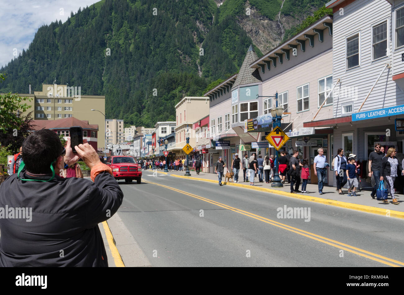 Person verwendet Smartphone zu fotografieren, die Innenstadt von touristischen Zentrum von Juneau, Alaska. Stockfoto
