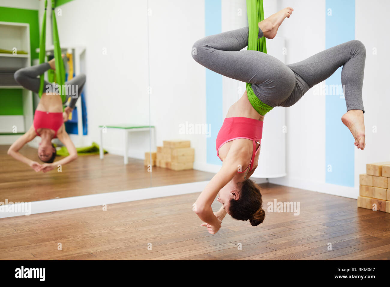 Frau genießen Aeral Yoga Stockfoto