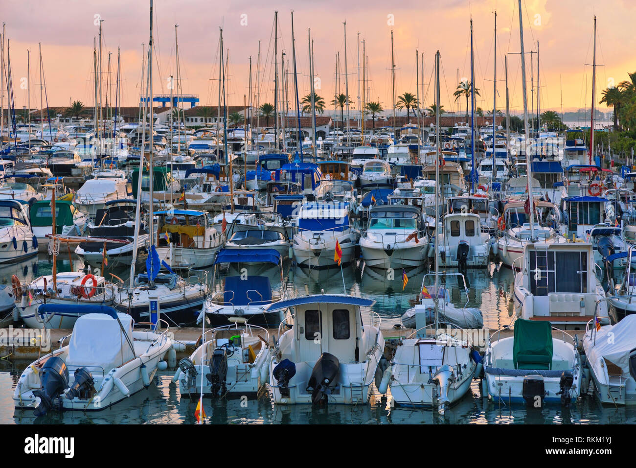 Atemberaubende Aussicht auf Luxus Yachten am Pier vor dem Sonnenuntergang. Yachten und Boote in der Marina verankert. Stockfoto