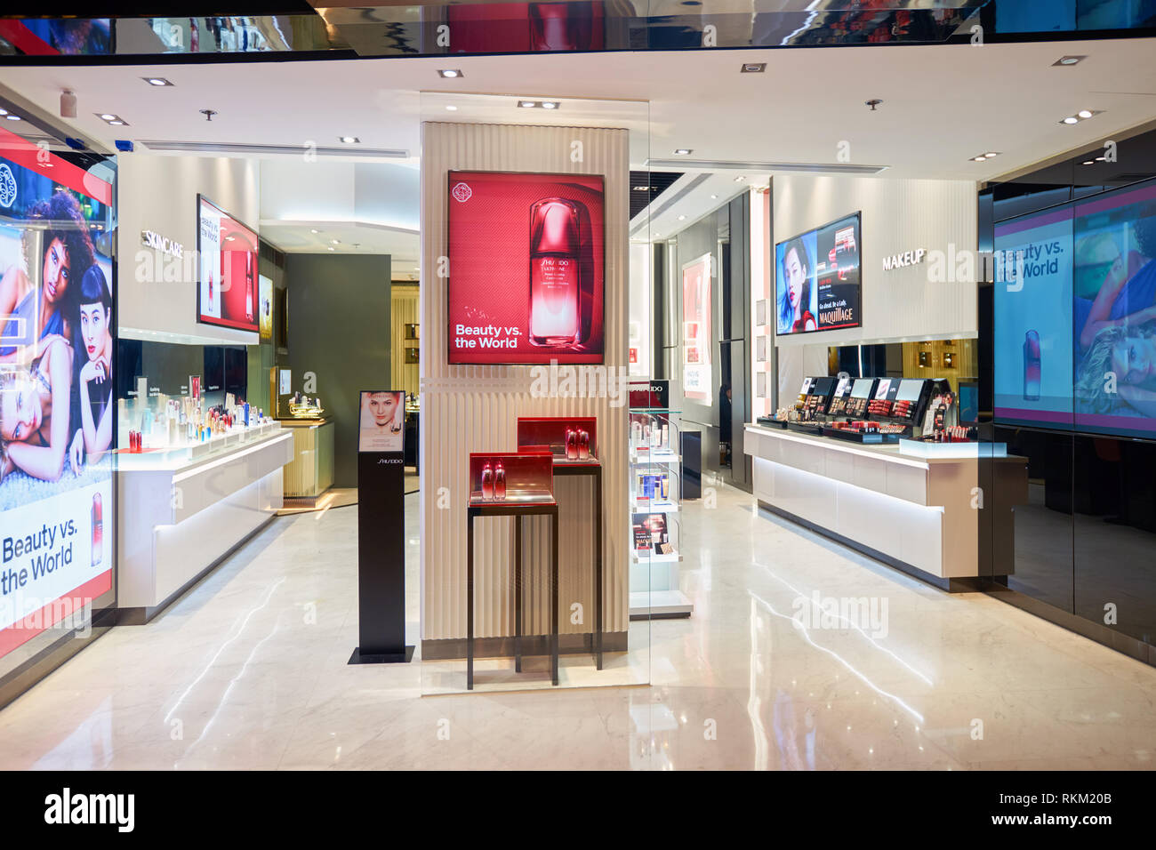 Hongkong - ca. Januar 2016: Shiseido Kosmetik Store in Hongkong. Shiseido Company, Limited ist eine Japanische multinationale Personal Care Company. Stockfoto