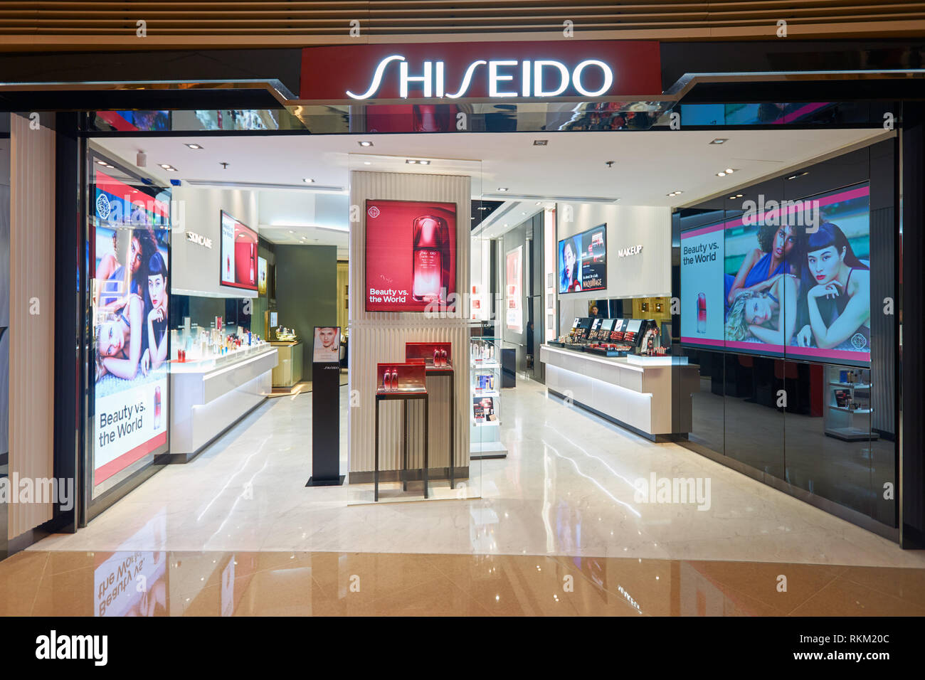 Hongkong - ca. Januar 2016: Shiseido Kosmetik Store in Hongkong. Shiseido Company, Limited ist eine Japanische multinationale Personal Care Company. Stockfoto