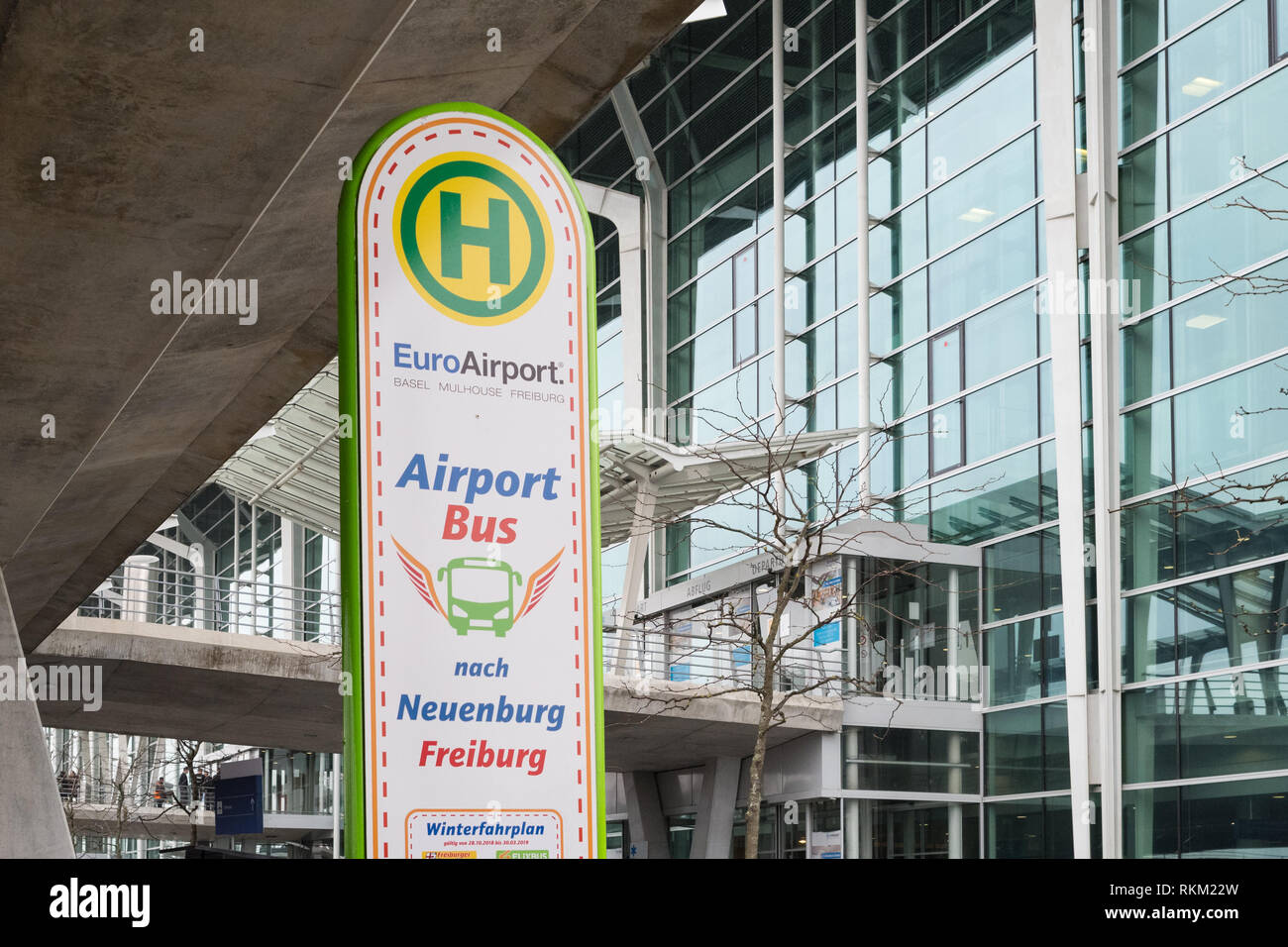 Airport Bus Neuenburg und Freiburg bei Euro Airport Basel Mulhouse Freiburg Flughafen Stockfoto