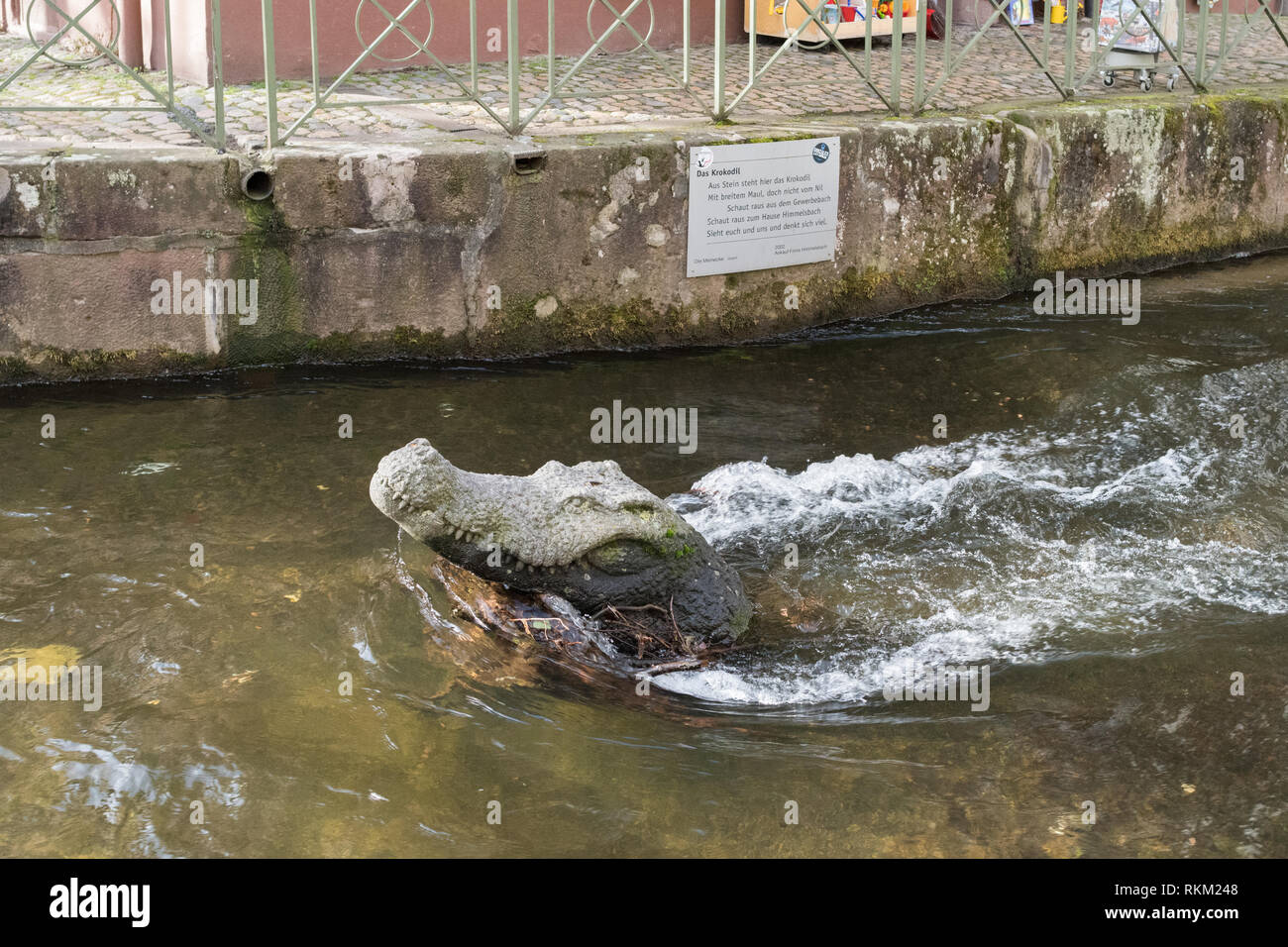 Freiburg Krokodil Skulptur - Das Krokodil - Gewerbebach, Freiburg im Breisgau, Baden Württemberg, Deutschland Stockfoto