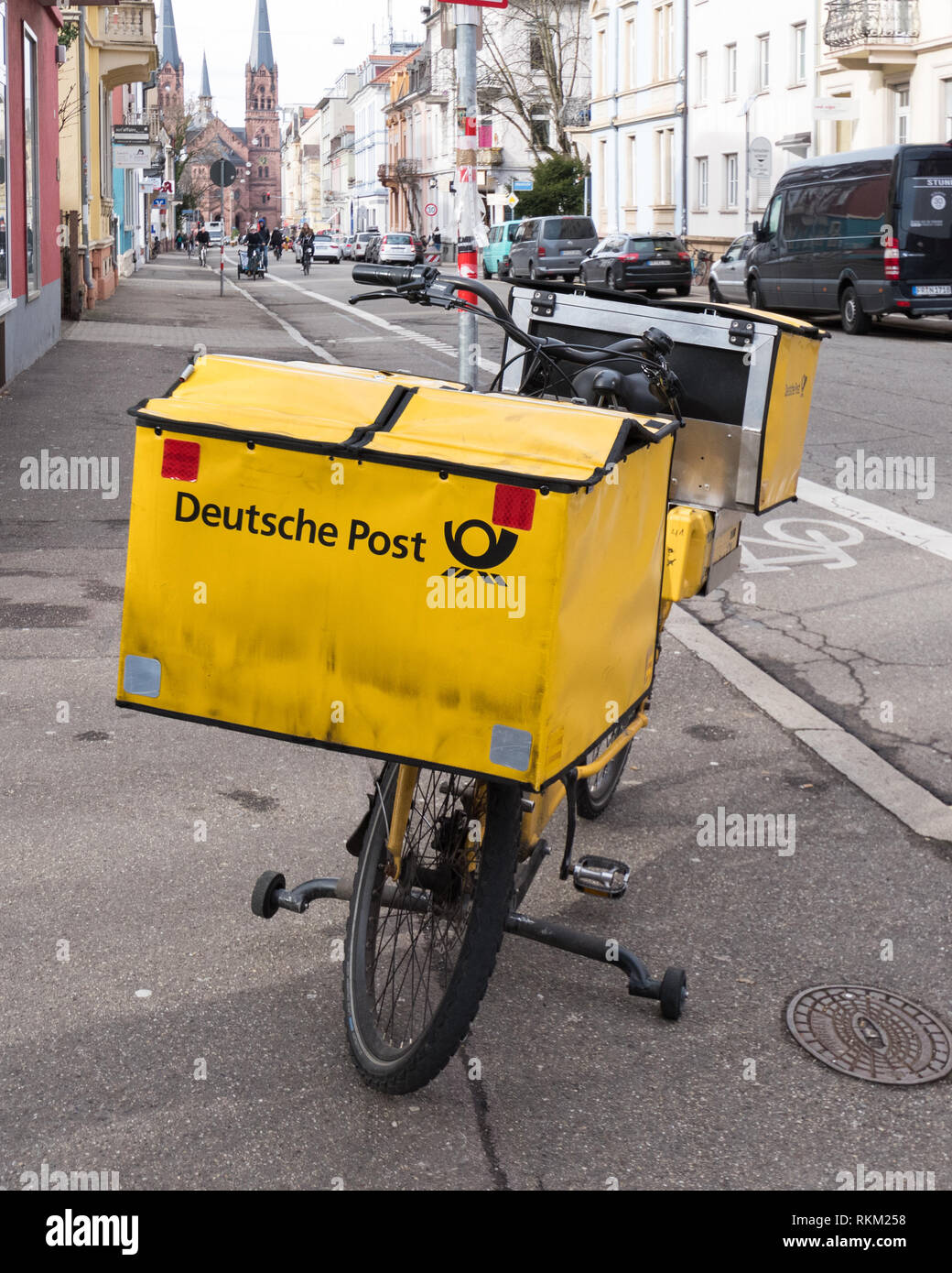 Deutsche Post Fahrrad auf der Straße in Freiburg im Breisgau, Deutschland geparkt Stockfoto